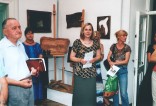 Otwarcie wystawy (2002): (od lewej): dr Stanisław Sobocki, Elżbieta Piekarska (komisarz Galerii Rynek 6), Teresa Piątek (dyr. MOK), NN, NN). W tle płaskorzeźby Zygmunta Pawłowskiego.