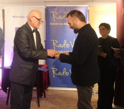 Krzysztof Peszko - komisarz konkursu wręcza złoty medal panu Arturowi Wysockiemu.