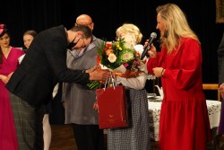 Kwiaty i upominek dla reżyser Krystyny Maresch - Knapek od organizatorów festiwalu.