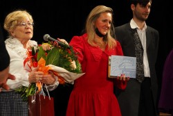 Pani Krystyna Maresch - Knapek wręczyła dyrektor Elżbiecie Śliwińskiej - Dąbrowskiej pamiątkowe wydawnictwa o FREDREUM.