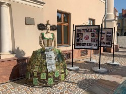Królowa Marysieńka - kilka słów o instalacji ceramicznej zdobiącej wejście do Ratusza