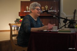 Na fotografii Pani Maria Markiewicz czyta swoje wiersze.