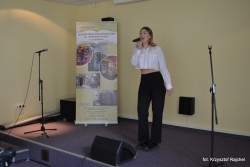 Na scenie śpiewa Katarzyna Bobowicz.
