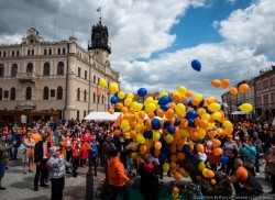 Kolorowe balony ulatują w niebo spod samego Ratusza., Fot. CKiP (8-9).