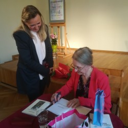 Autorka podpisuje swój tomik poezji Elżbiecie Śliwińskiej - Dąbrowskiej, dyrektor JOKiS.