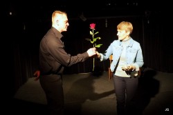 Każdy aktor po występie otrzymywał różę. Różę Pawłowi Kotkowskiemu wręczył Anna Sroka, kierownik Działu Animacji Kultury, Organizacji Wydarzeń Artystycznych i Promocji JOKiS.