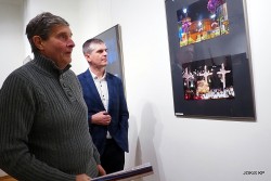Na wernisaż przyszedł również Krzysztof Mruk, przewodniczący Klubu Fotograficznego ATEST 70 (z lewej).