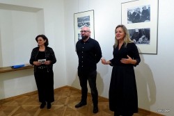 Autor w towarzystwie Elżbiety Śliwińskiej - Dąbrowskiej, dyrektor JOKiS oraz Marzeny Stęc, komisarz galerii.