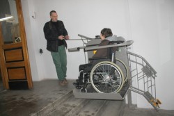 Platforma dla osób niepełnosprawnych.